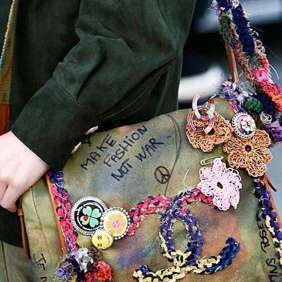 Chanel Limited Edition Multicolor Graffiti Canvas On The Pavements Messenger Bag - Picture 3 of 7